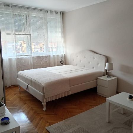 Red Square Apartment Пірот Екстер'єр фото
