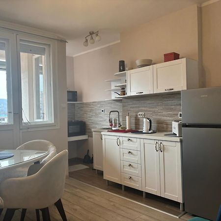 Red Square Apartment Пірот Екстер'єр фото