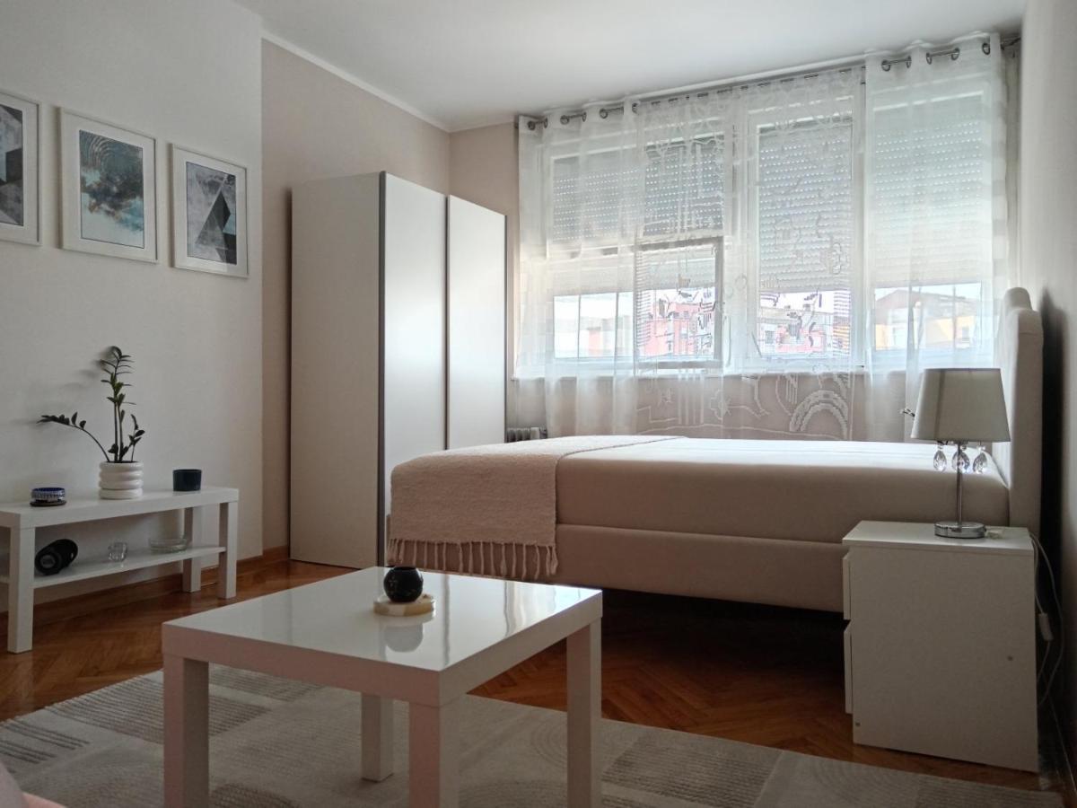 Red Square Apartment Пірот Екстер'єр фото