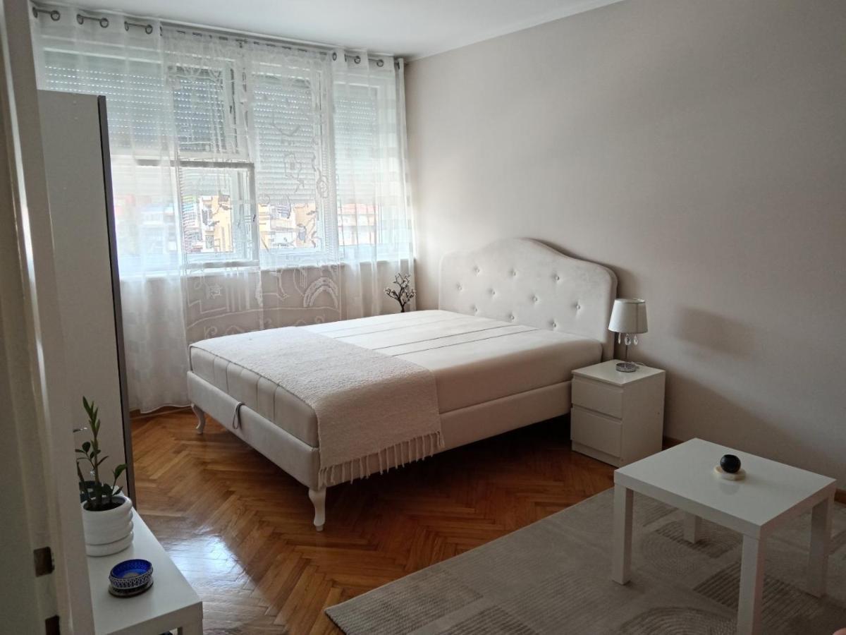 Red Square Apartment Пірот Екстер'єр фото