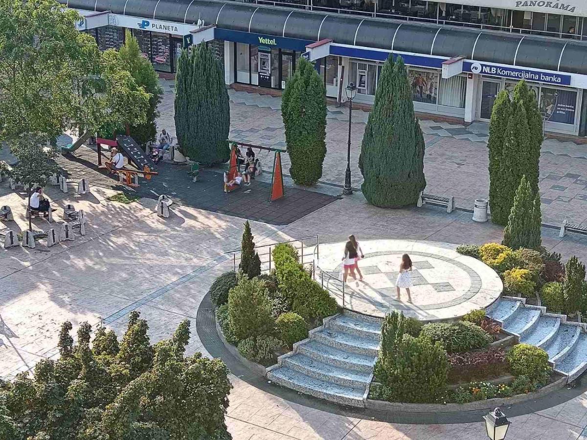 Red Square Apartment Пірот Екстер'єр фото