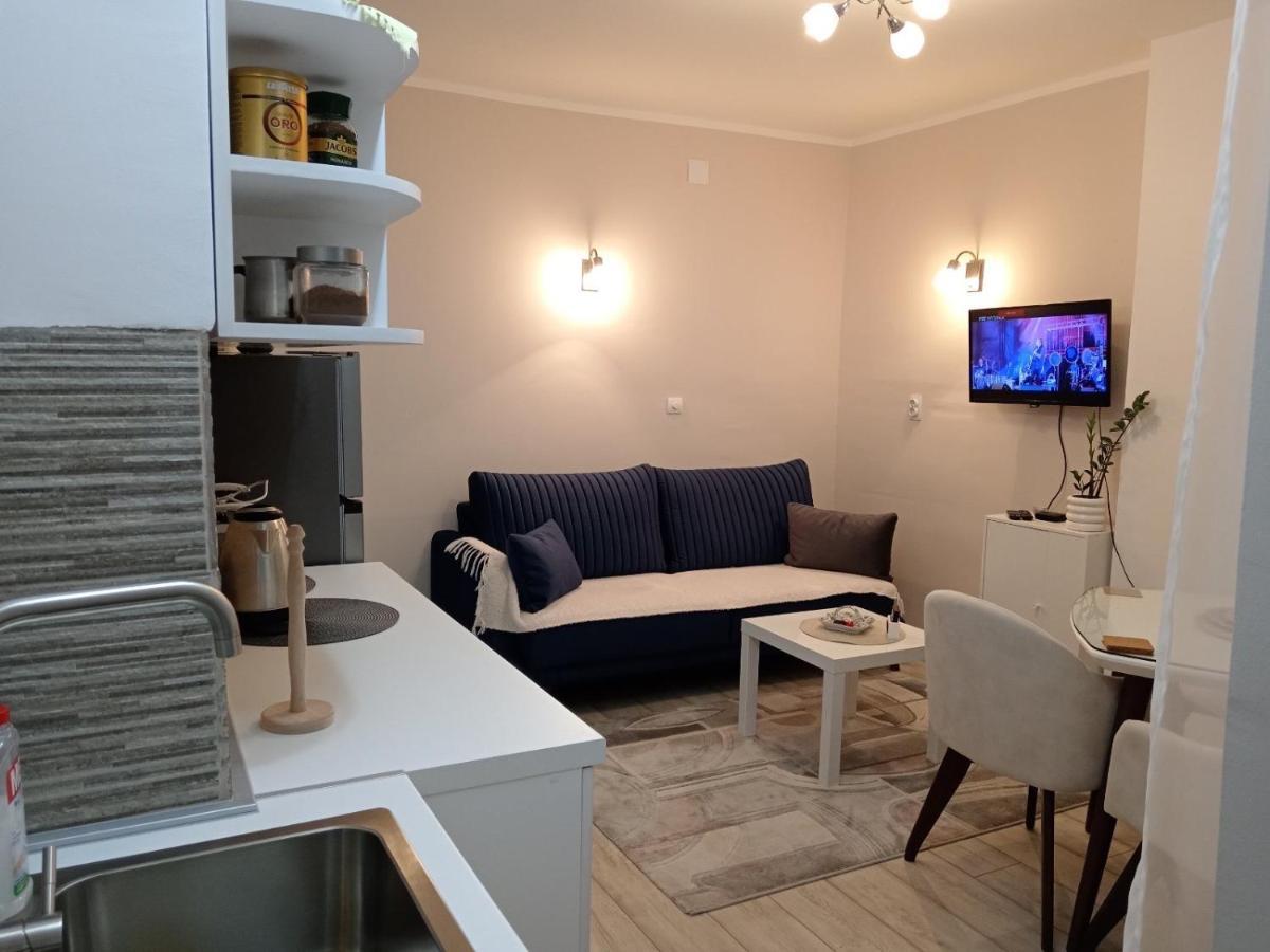 Red Square Apartment Пірот Екстер'єр фото