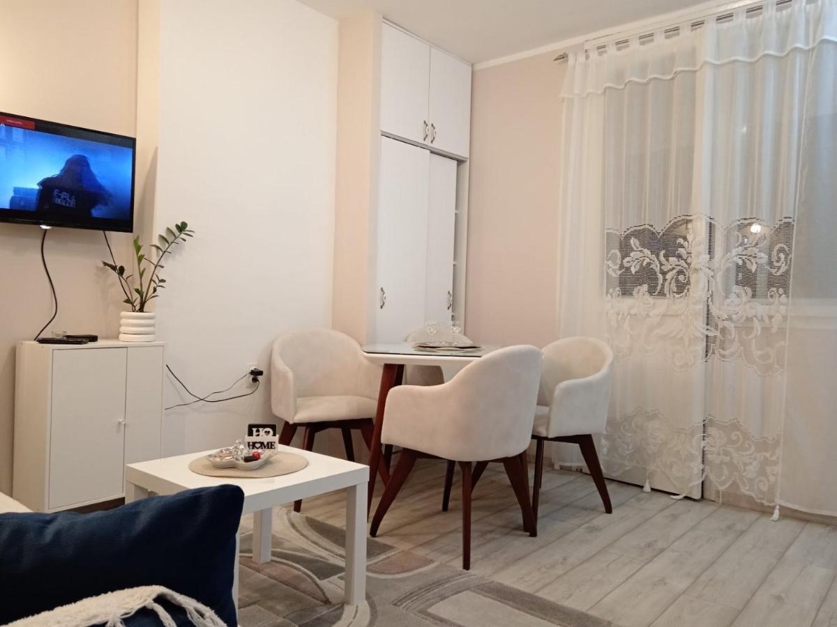 Red Square Apartment Пірот Екстер'єр фото