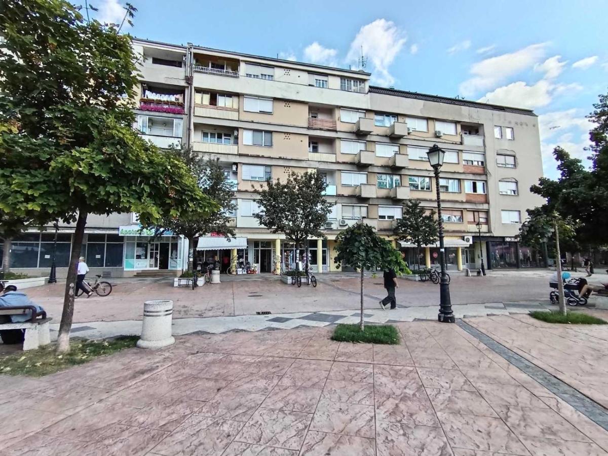 Red Square Apartment Пірот Екстер'єр фото