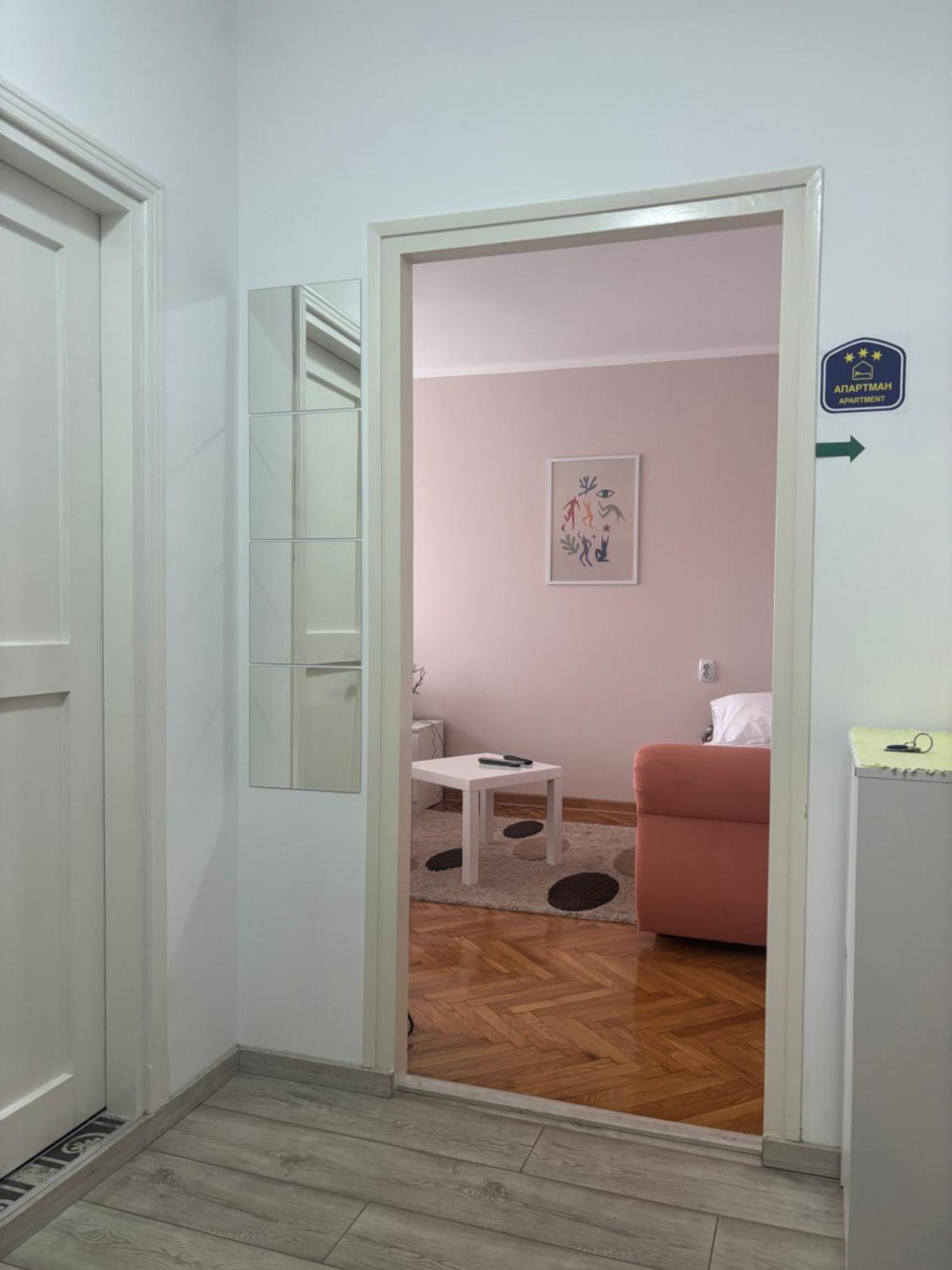 Red Square Apartment Пірот Екстер'єр фото