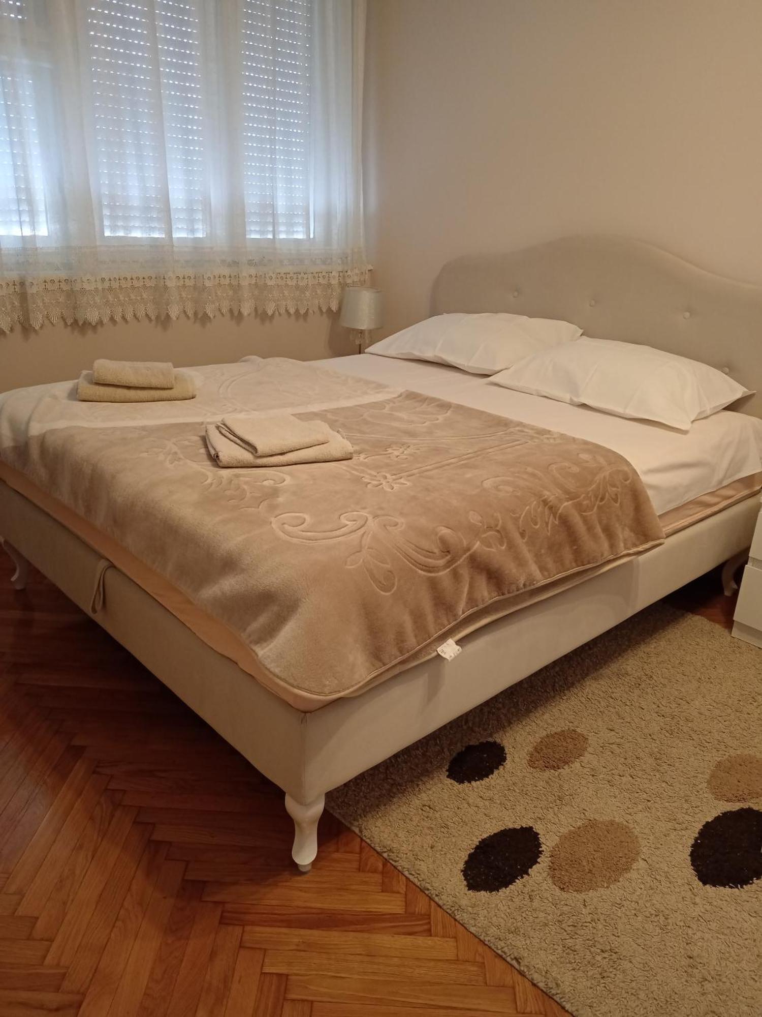 Red Square Apartment Пірот Екстер'єр фото